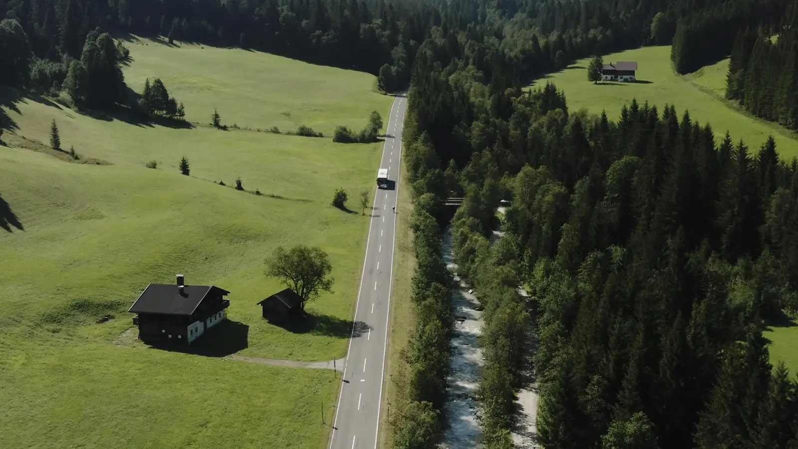 Tourismusmobilitaet Land Salzburg, Bus fährt auf Landstrasse